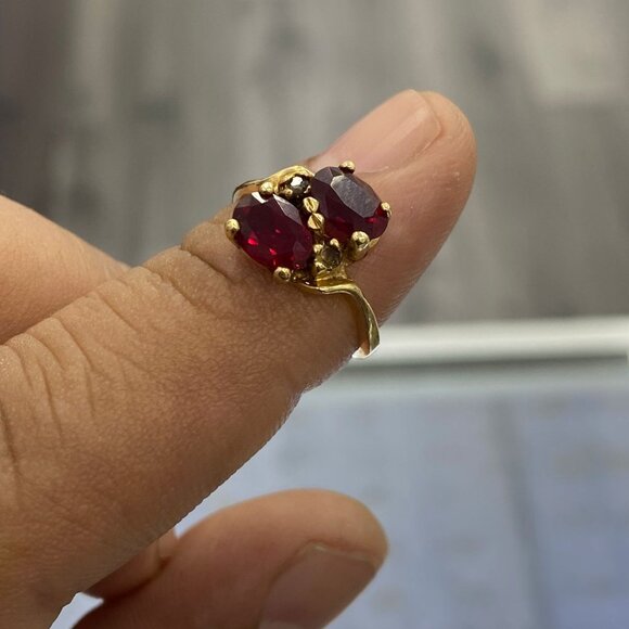 14K Yellow Gold Authentic Beautiful Women's Ring Red Stone Size 5" - Picture 1 of 4